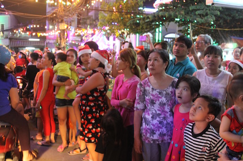 Tưng bừng xóm đạo trong đêm Noel ảnh 3